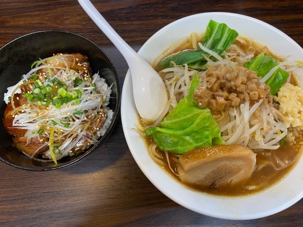 「ガッツリ正油 890円+ミニチャーシュー丼300円」@味噌ラーメン くまおやじの写真