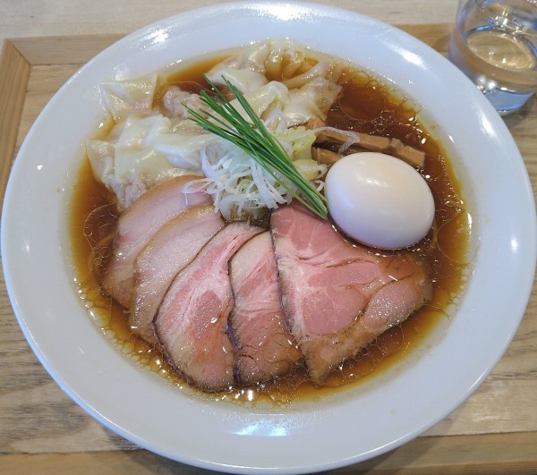 「特製中華蕎麦 1700円 大盛り 200円 ワンタン 400円」@宍道湖しじみ中華蕎麦 琥珀 東京本店の写真