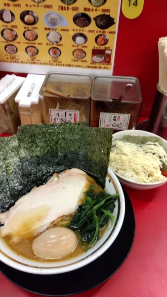 「のりたまラーメン+半ライス」@家系ラーメン王道家直伝 との丸家 松飛台店の写真