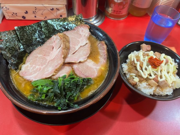 「中盛チャーシューかため　賄い飯」@家系ラーメン とらきち家の写真