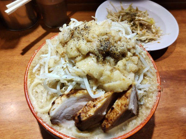 「ネギラーメン(別皿)、ヤサイ、アブラ」@らーめん バリ男 豊洲店の写真