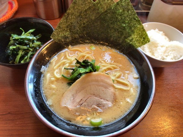 「豚骨醤油ラーメン➕ほうれん草増し（たくさん）➕ライス」@宮本商店 川口新井宿店の写真