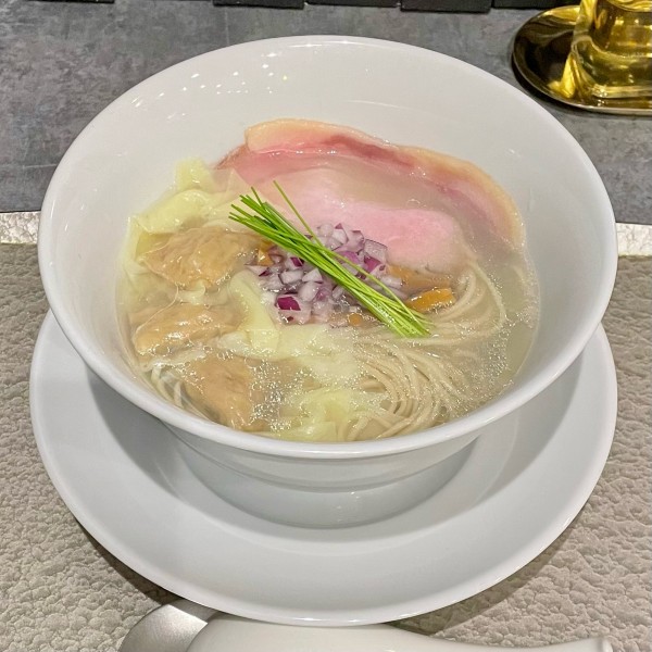 「中華蕎麦(塩)並+ワンタン」@宍道湖しじみ中華蕎麦 琥珀 池袋店の写真