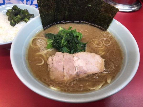 「らーめん並(濃いめ、多め)+無料ライス 700円」@横浜ラーメン 武蔵家 大宮店の写真