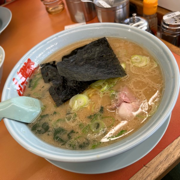 「醤油ラーメン＋味付けたまご」@ラーメン山岡家 さいたま丸ヶ崎店の写真