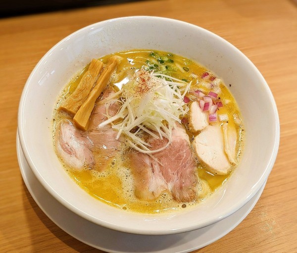 「鶏白湯らーめん」@麺屋すずきの写真