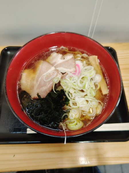「ラーメン(しょうゆ)(500円)」@立ち喰い処 あけぼのの写真