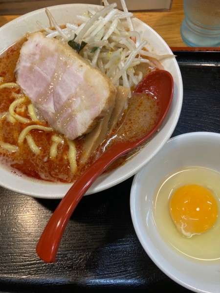 「辛味噌ラーメン、生卵」@味噌麺処 花道庵の写真