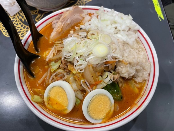「五目味噌ラーメン　たまねぎ　背脂　チャーシュー」@蒙古タンメン 中本 上板橋本店の写真
