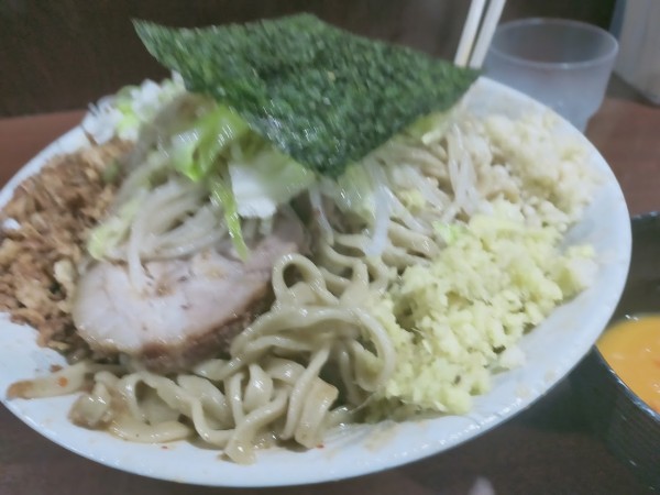 「味噌・汁なし・大600・生卵・生姜（野菜少・にんにく少）」@D麺の写真