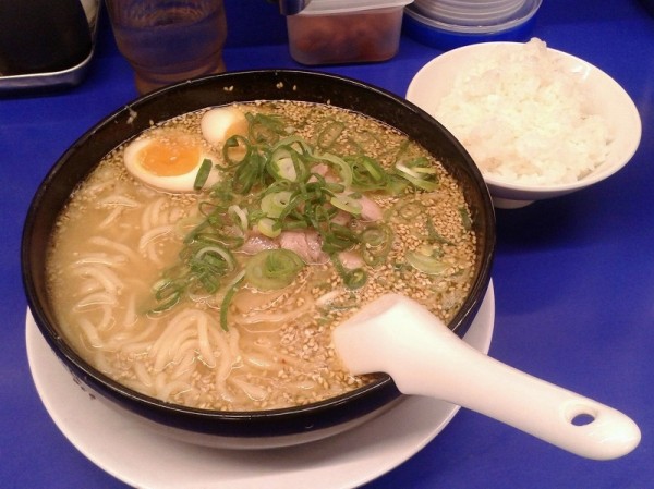 「味玉味噌ラーメン(930円)+ライス小(160円)」@来来亭 岩国店の写真