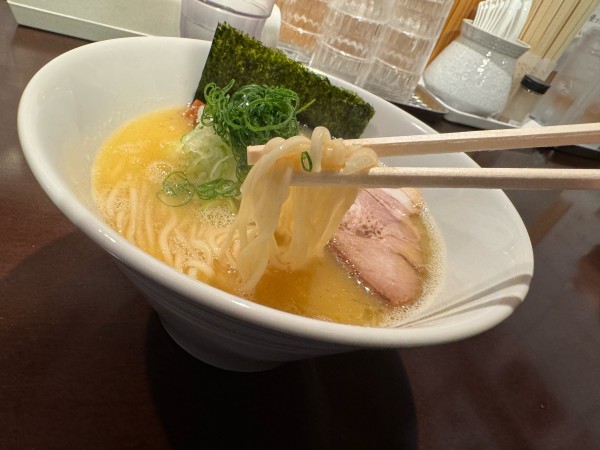 「鶏そば（しお）900円」@中華そば 八の写真