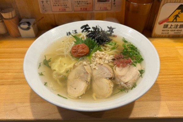 「梅鶏塩ら〜麺 ¥1350」@横濱 本丸亭 新橋店の写真