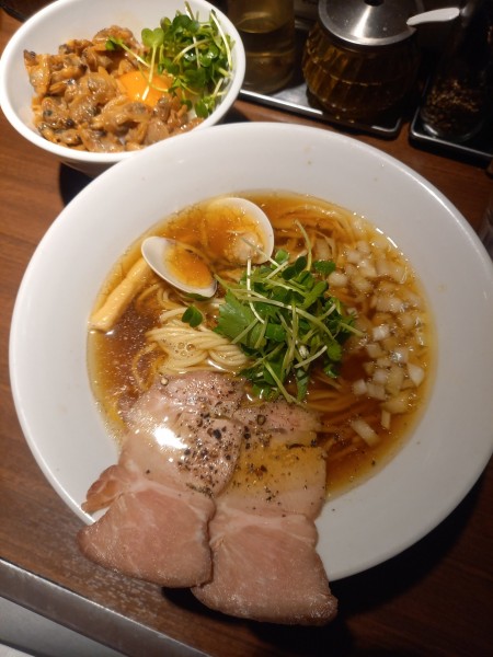 「赤鶏と蛤の淡麗中華そば(醤油)￥880＋浅利たまご飯￥450」@麺屋 ねむ瑠の写真