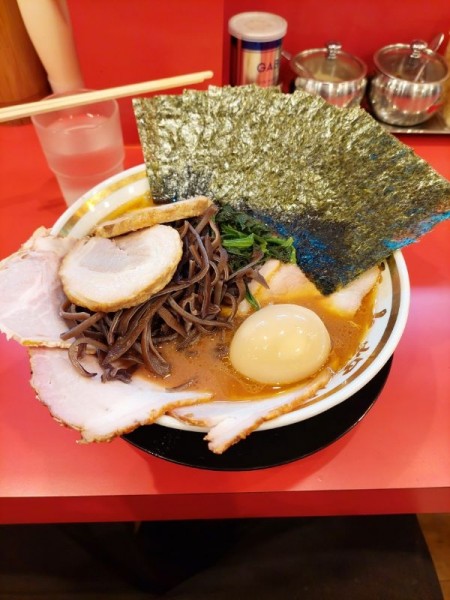 「裏チャーシューメン中+のり、キクラゲ+ライス」@家系ラーメン 裏大輝家 青物横丁店の写真