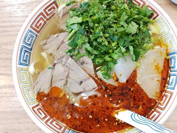 「蘭州牛肉面（韮葉）＋パクチー増し」@中國西北料理 蘭州・牛肉麺 一盛の写真