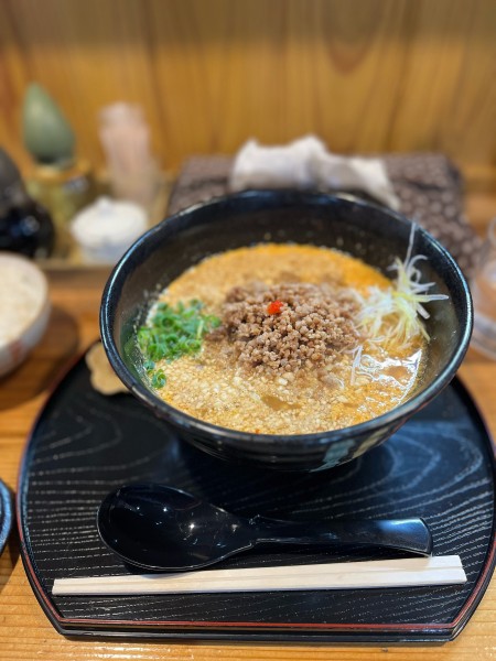 「担々麺＋半ライス」@豆でっぽうの写真