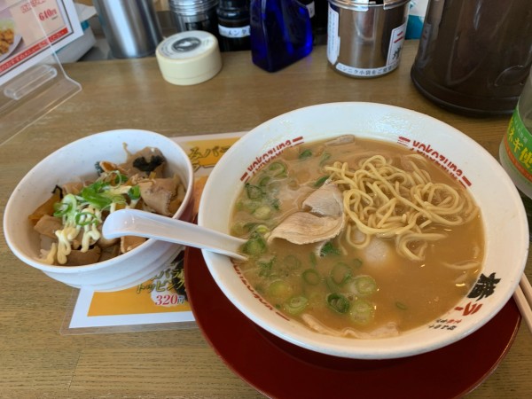 「ラーメン並と日替わり丼」@ラーメン 横綱 枚方店の写真