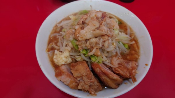 「らーめん半分豚マシニンニク少し脂」@ラーメン二郎 札幌店の写真