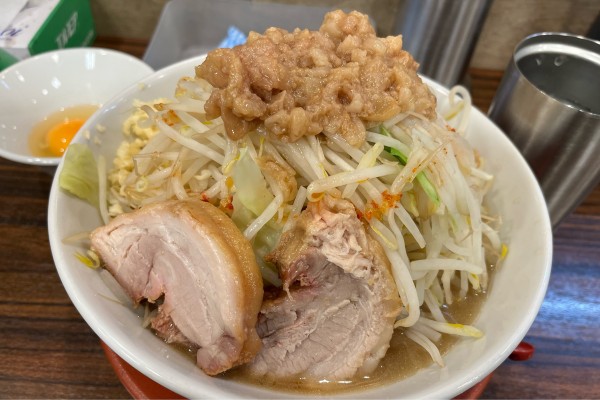 「小 ラーメン 全マシ+生玉子」@ラーメン百人力 西川口店の写真