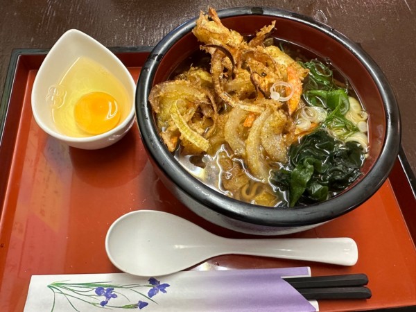 「かき揚げそば(590円)+生卵(90円)」@天得の写真