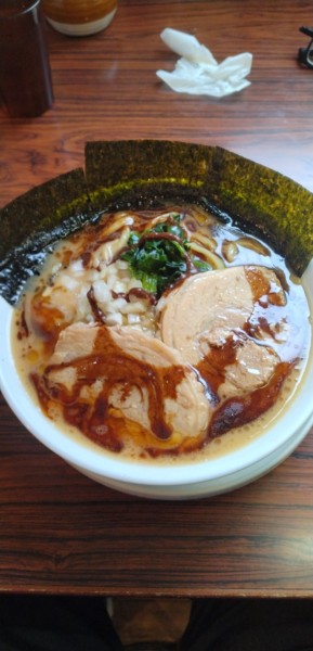 「家系黒マー油ラーメン＋ﾁｬｰｼｭｰ1枚＋ﾗｲｽ」@麺屋 狼の写真