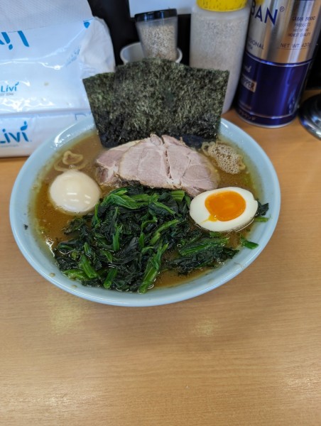 「特製ラ〜メン中、ほうれん草、味玉」@横浜らーめん 武蔵家 綾瀬店の写真