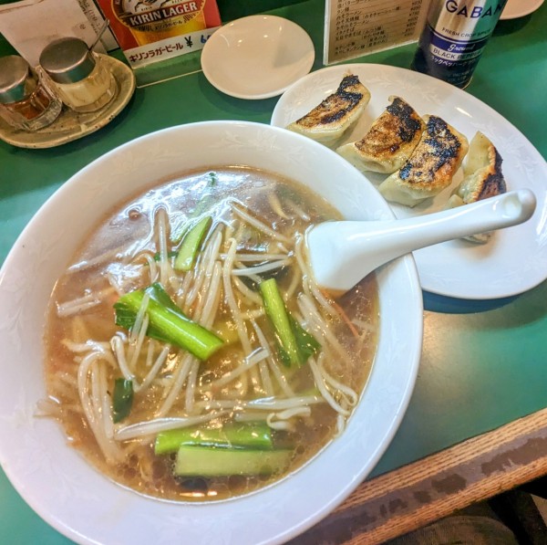 「もやしラーメン 750円 + 餃子 360円」@中華料理 花だんの写真