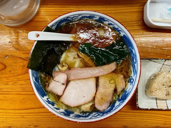 「ワンタン麺:1,070円、焼豚おにぎり:120円」@とら食堂の写真