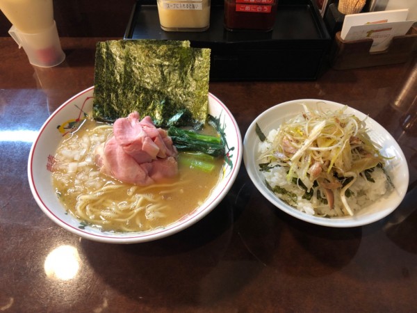 「豚骨醤油ラーメン（並）850円＋クーポンネギチャーご飯」@こいけのいえけいの写真