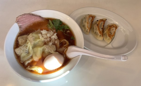 「ワンタン中華そば＋味玉、餃子3個」@中華そば専門店 一六食堂の写真