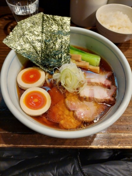 「特製中華そば (醤油)＋小ライス」@櫻井中華そば店の写真