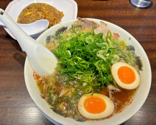 「ラーメン(チャーハン定食)＋味玉」@来来亭 南新保店の写真