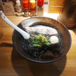 黒中とんラーメン