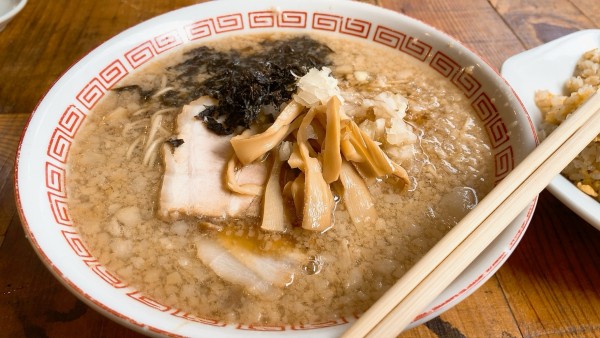 「にんにく背脂ラーメン半チャーセット」@傳吉食堂の写真
