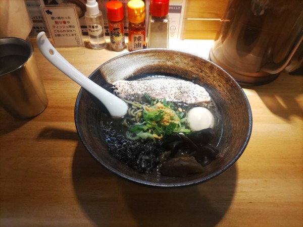 「黒中とんラーメン」@らーめん 月の兎影の写真
