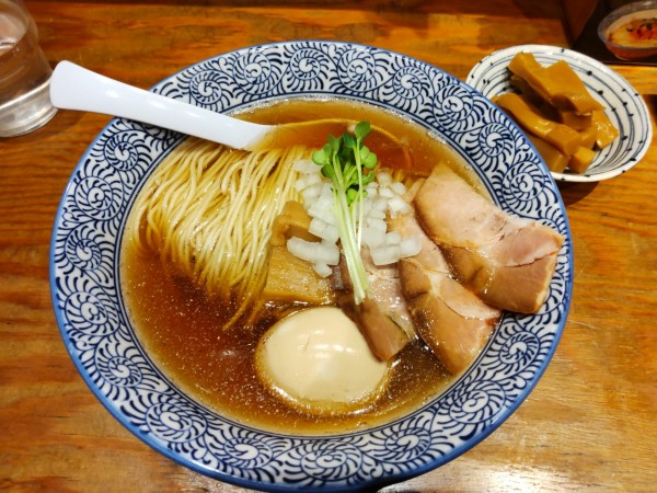 「山椒香る煮干そば＋極太メンマ」@麺也 時しらずの写真