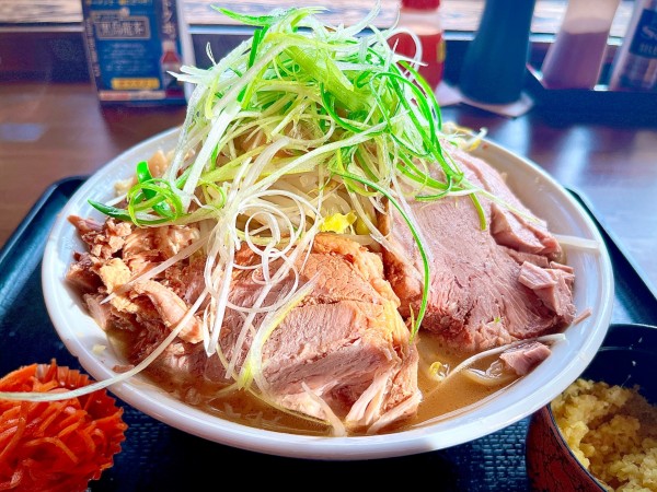 「ラーメン豚2枚（850円）、白髪ネギ（無料）、生姜（50円）」@ラーメン貴丸の写真