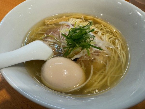 「塩らぁ麺　味玉トッピング」@らぁ麺 はやし田 池袋店の写真