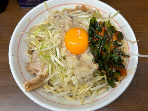 「ラーメン小　汁なし　ネギ　ニラキムチ　ヤサイアブラカラメ」@ラーメン二郎 横浜関内店の写真