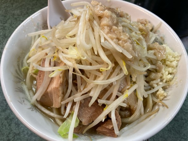 「ラーメン(野菜チョイマシニンニクアブラカタマリ)¥1,000」@ラーメン二郎 新宿小滝橋通り店の写真