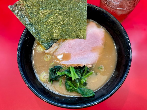 「ラーメン　並　半麺　ｻｰﾋﾞｽ味玉　870」@杉田家 千葉駅前店の写真