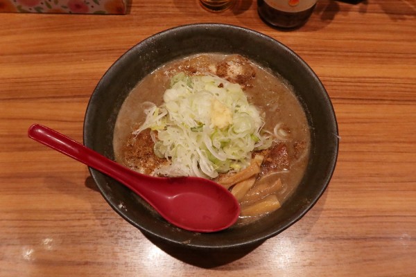 「でらにぼしらーめん￥１１００＋ねぎ￥１００」@にぼしらーめん88 アスナル金山店の写真