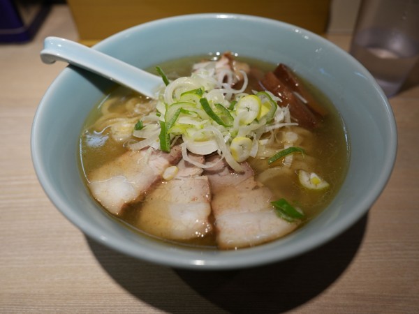 「豚バラ中華そば 塩」@まるえ中華そばの写真