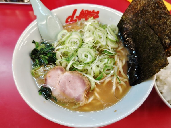 「醤油ラーメン(クーポン薬味ネギ)」@山岡家 狭山店の写真
