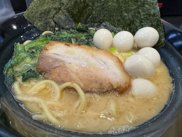 「豚骨醤油：並＋うずら＋ほうれん草」@松壱家 藤沢本店の写真