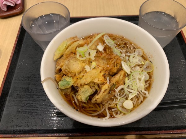 「ほたてと長ねぎのかき揚げそば 640円」@いろり庵きらく 川崎店の写真