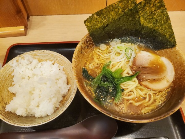 「横浜家系ラーメン＋小ライスセット」@えきめんや 弘明寺店の写真