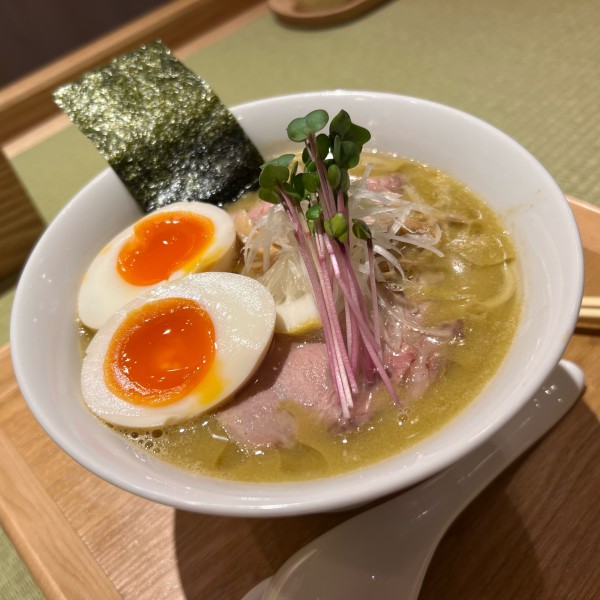 「濃厚牡蠣らぁ麺＋貝味玉」@らぁ麺 牡蠣と貝の写真