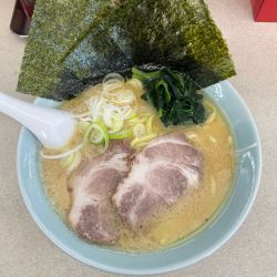 ラーメン並(750円)